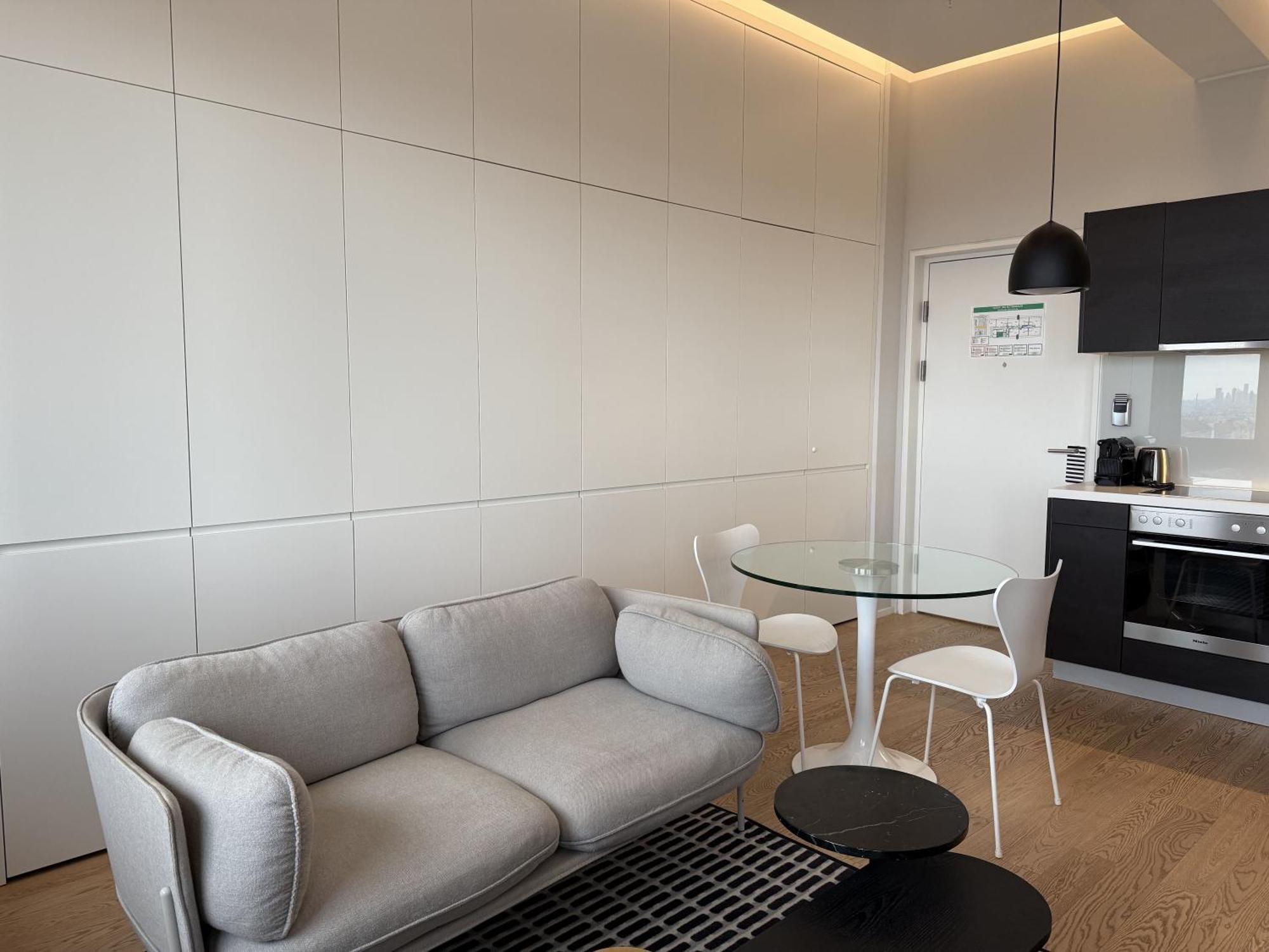 Modern With Stunning Skyline Views Apartment *