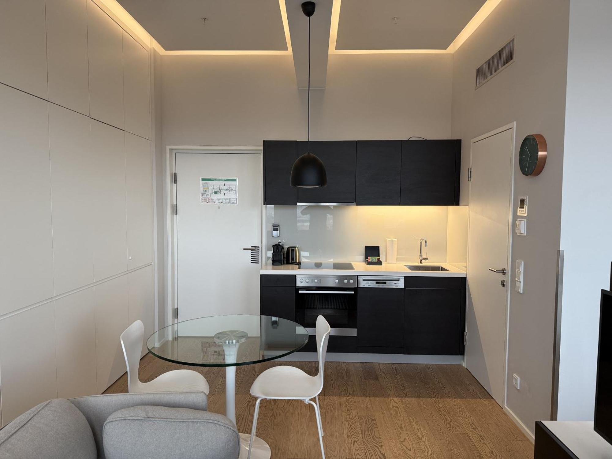 Modern With Stunning Skyline Views Apartment