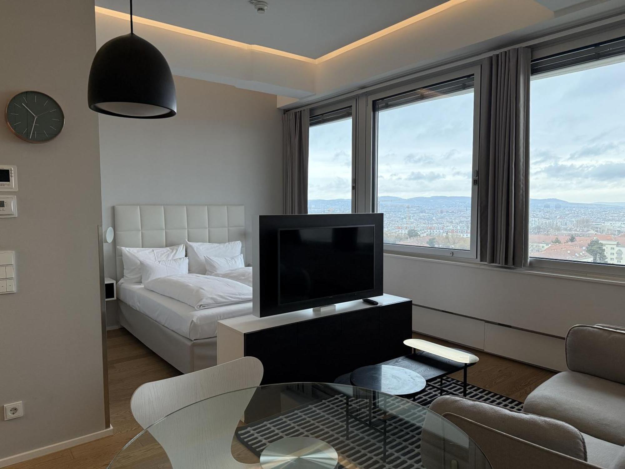 Modern With Stunning Skyline Views Apartment *