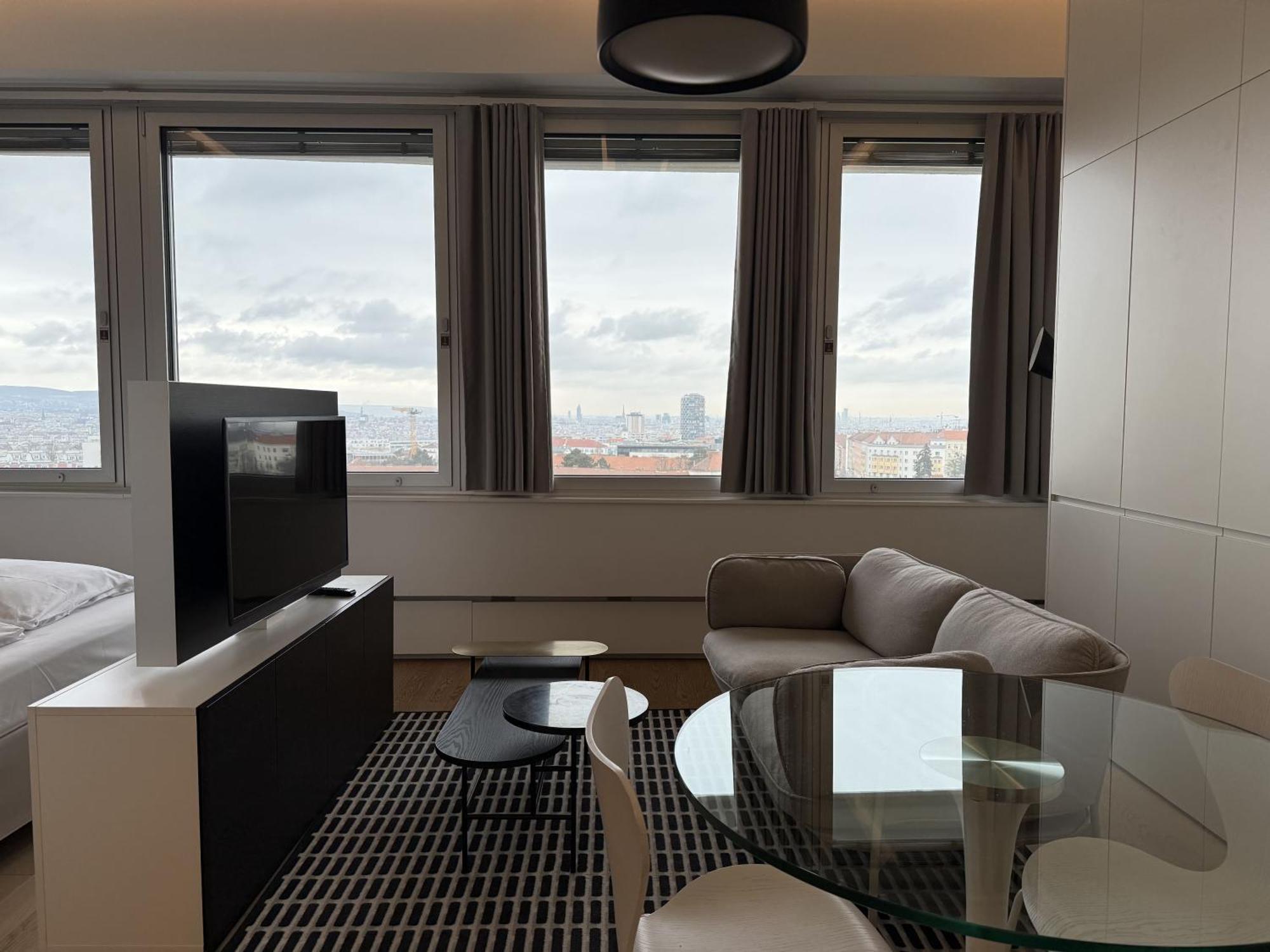 Modern With Stunning Skyline Views Apartment *